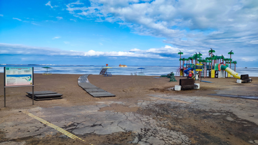 Центральная часть пляжа Кронштадта с настилом и зонтиками