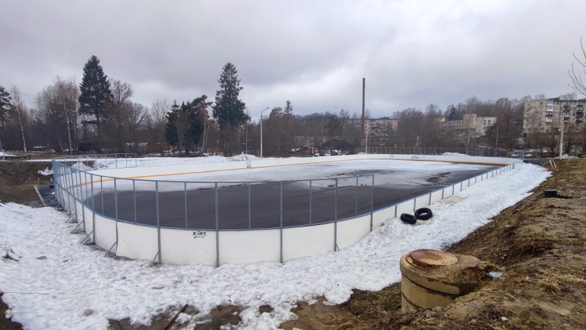 Хоккейная коробка на открытом воздухе в жилом районе зимой