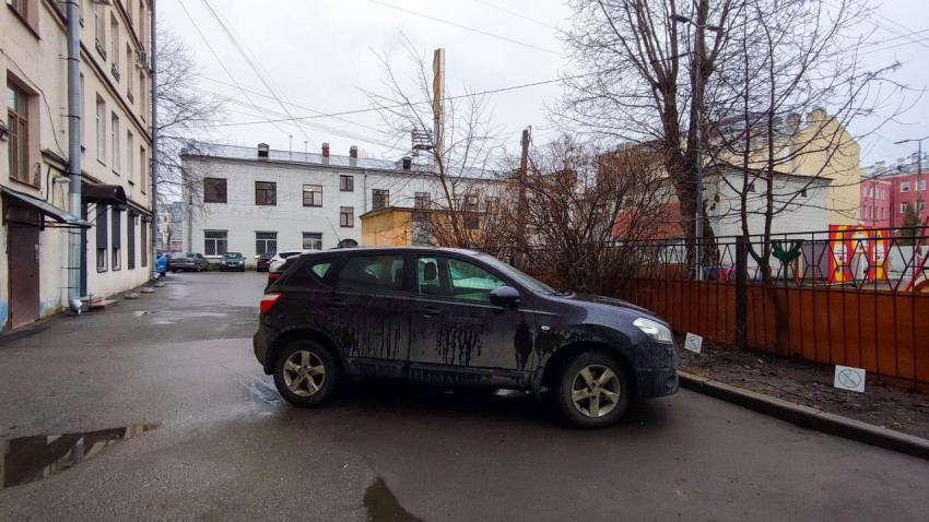 Городской двор с припаркованными автомобилями у жилого дома