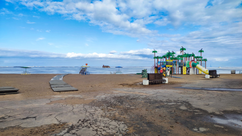 Пляж Кронштадта с детской площадкой и видом на Финский залив