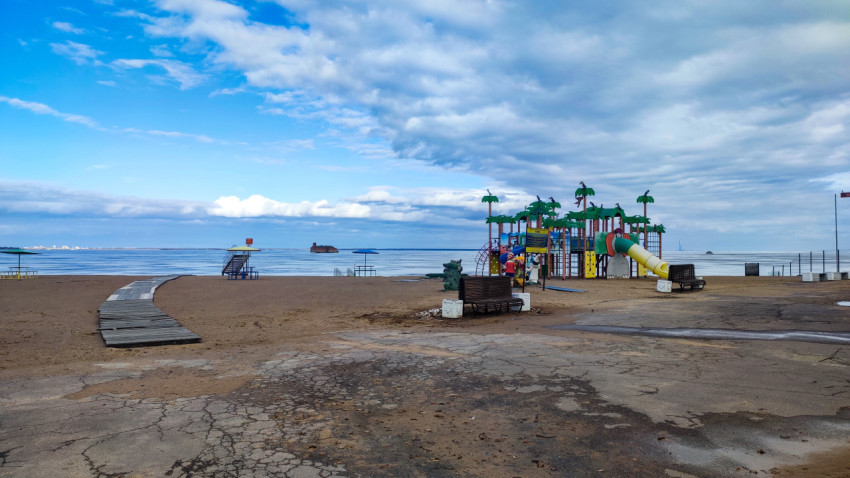 Весенний пляж Кронштадта с настилом и игровой зоной
