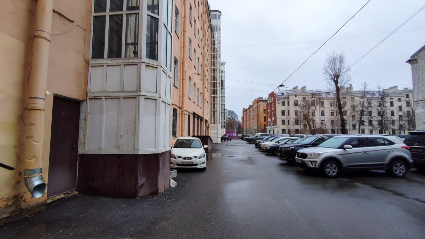 Асфальтированный двор с жилыми домами и автомобилями