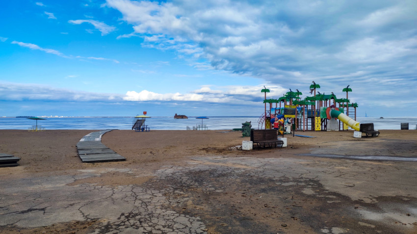 Пляж Кронштадта с настилом и видом на Финский залив