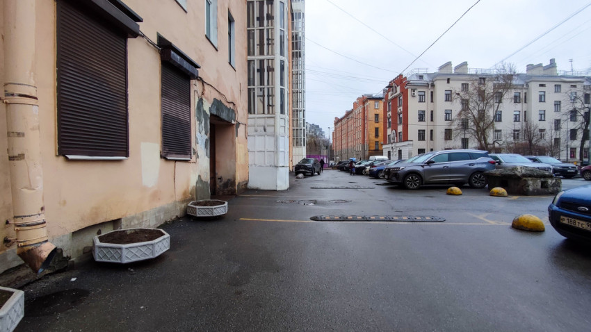 Жилой дом с арочным проездом и парковкой во дворе