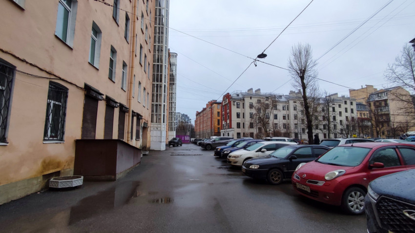 Фасад старого жилого дома с проездом во двор