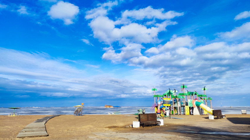Пляж Кронштадта с детской площадкой и настилом к Финскому заливу