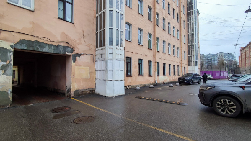 Парковочная зона между жилыми домами старого квартала