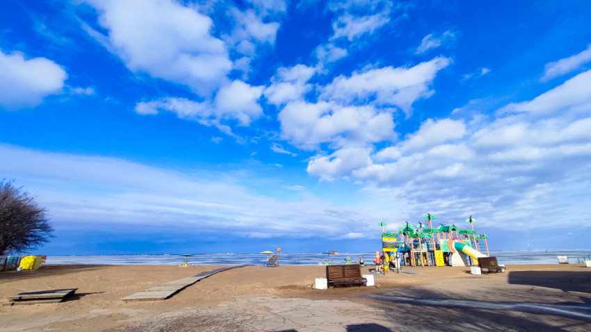 Весенний пляж Кронштадта с видом на Финский залив и детскую площадку