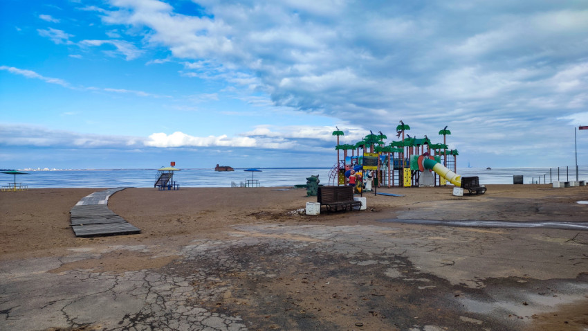 Городской пляж Кронштадта и тропическая детская площадка