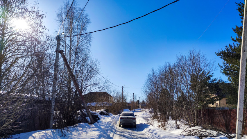 Легковой автомобиль на заснеженной сельской улице