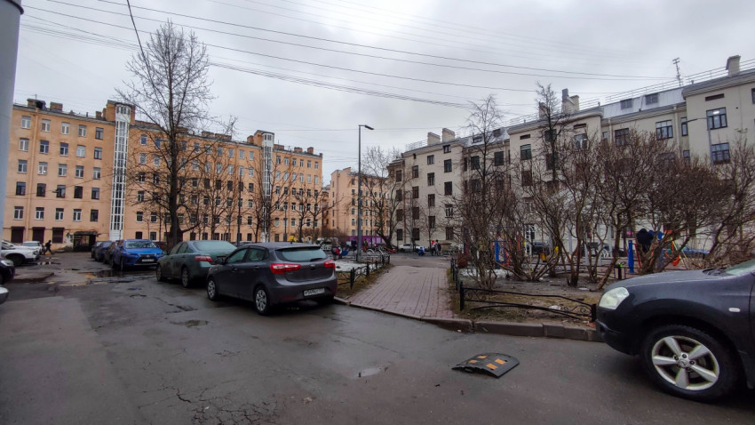 Двор жилых домов с парковкой и детской площадкой