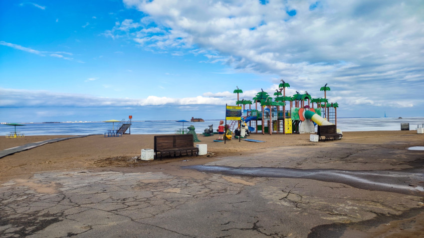 Детская площадка на берегу Финского залива в Кронштадте