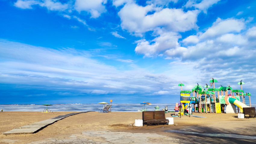 Песчаный пляж Кронштадта с настилом и детской игровой зоной