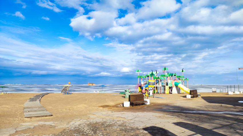 Пляж с детской площадкой на берегу Финского залива в Кронштадте