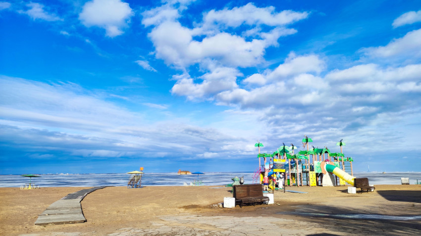 Весенний вид на пляж и игровую площадку в Кронштадте