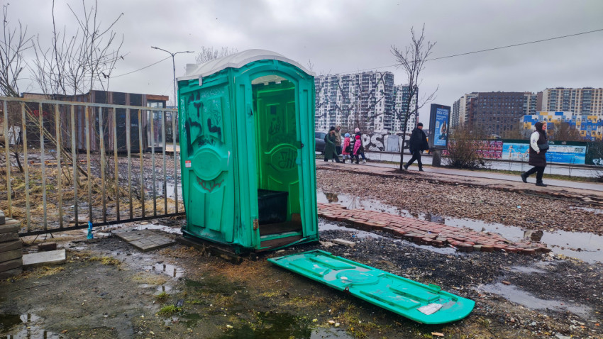 Повреждённая туалетная кабина рядом с жилыми домами