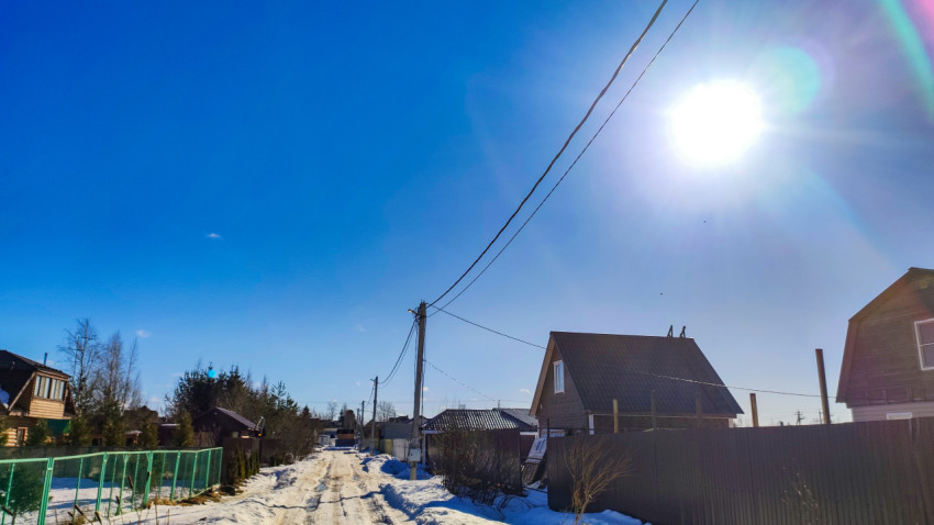 Загородная улица с деревянными домами и ЛЭП