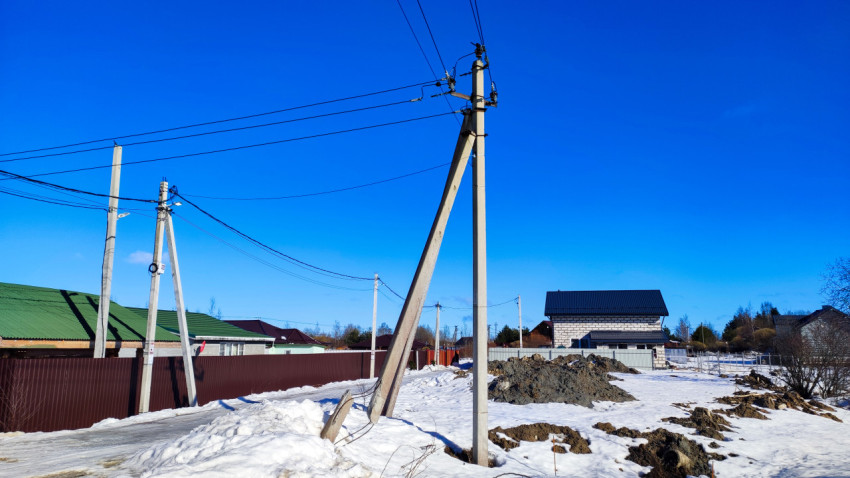 Подпорная опора воздушной линии в частной застройке