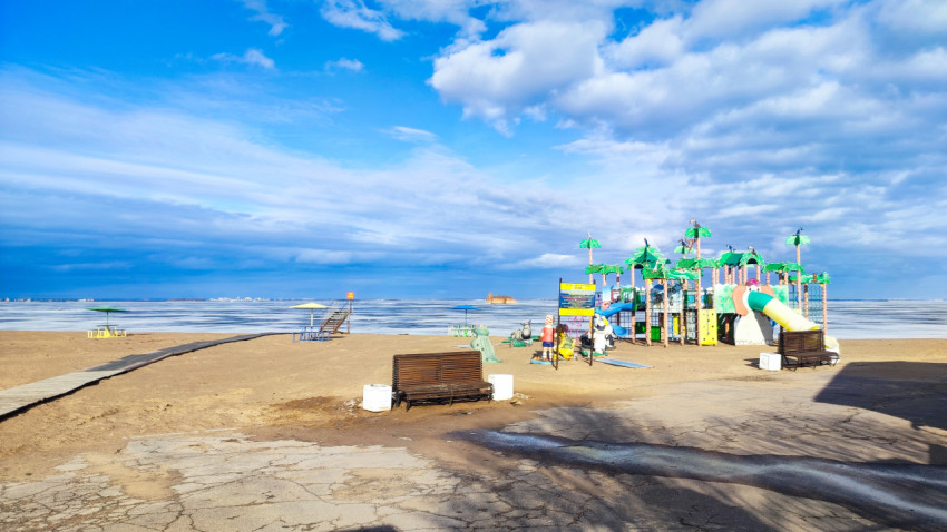 Вид на пляж и детскую площадку у Финского залива в Кронштадте