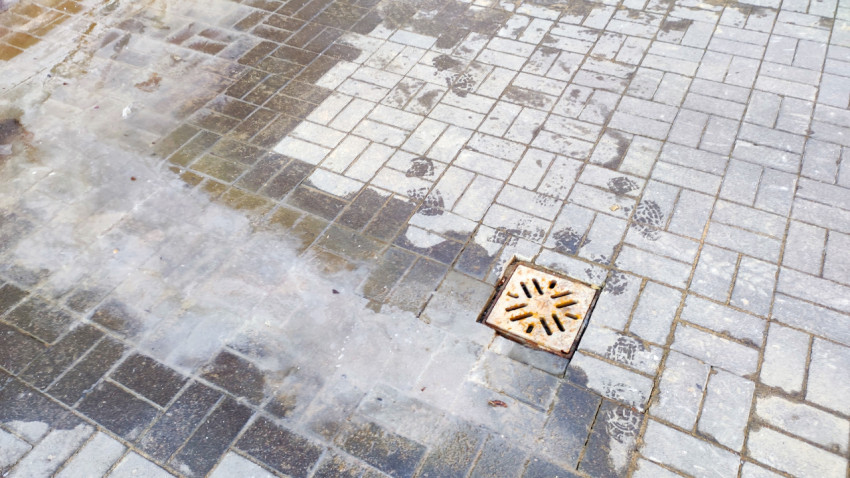 Ливнеприёмник в плиточном покрытии после таяния снега