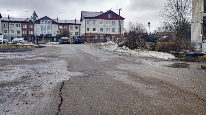 Асфальтированная дорога у школы в жилом квартале