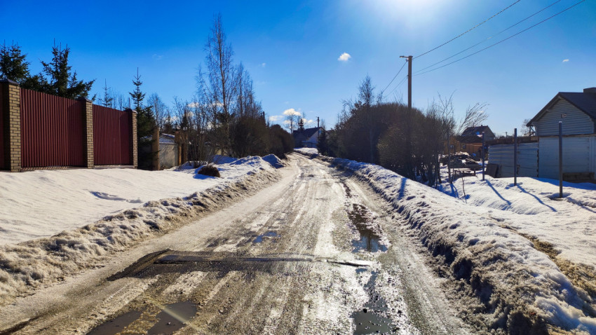 Загородная улица зимой с грунтовым покрытием