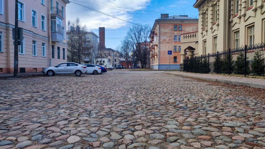 Улица с булыжной мостовой и жилыми домами начала XX века