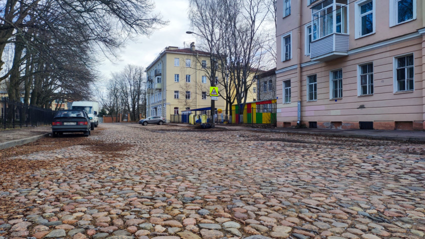 Пешеходная улица с булыжной мостовой и жилыми домами
