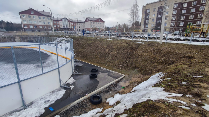 Хоккейная площадка во дворе жилого дома ранней весной