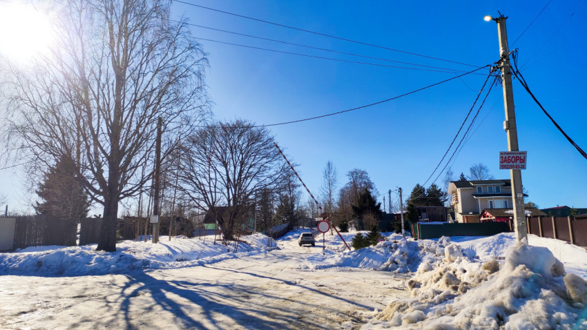 Шлагбаум у въезда в частный сектор и линия электропередачи