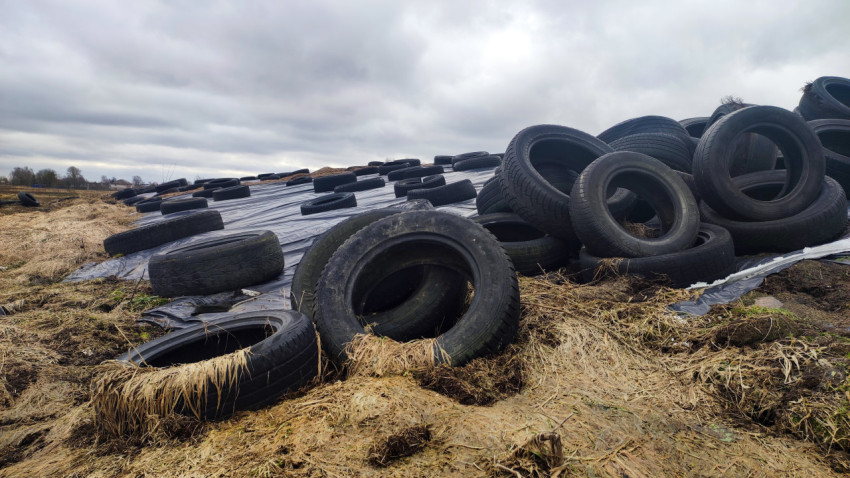 Крупный план силосной ямы с автомобильными шинами