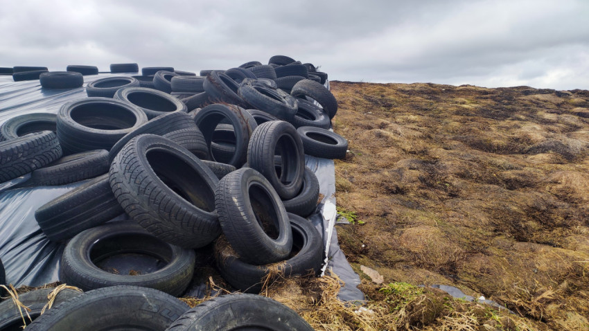 Силосное хранилище с утяжелением из старых шин