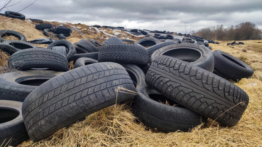 Старые автомобильные шины, использованные как утяжелители на фермерском силосе