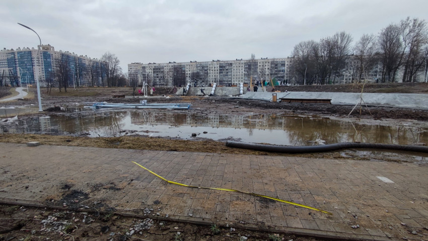 Лужи и строительные работы на территории парка