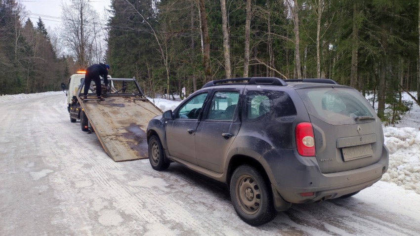 Эвакуация внедорожника Renault Duster на заснеженной дороге