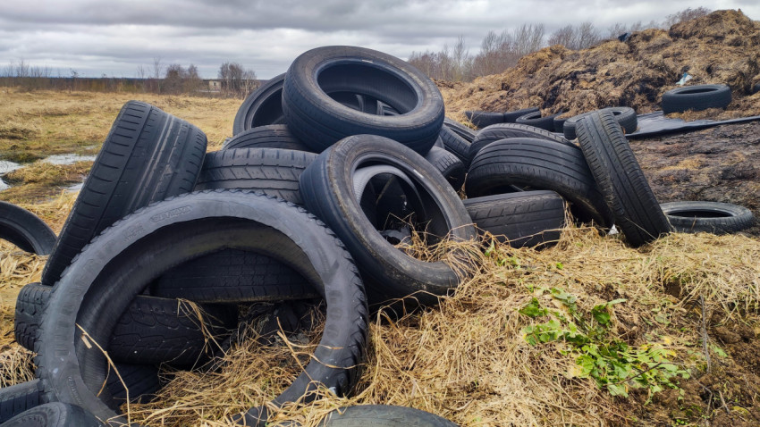 Хранение шин возле силосного укрытия на ферме