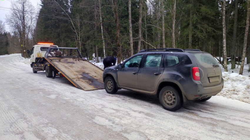 Зимняя эвакуация автомобиля Renault Duster на обледенелой трассе