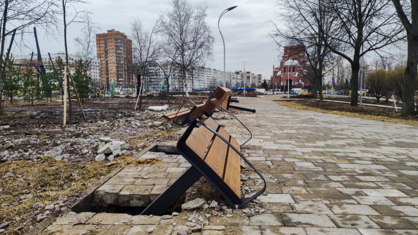 Скамейки на этапе монтажа в новом городском парке