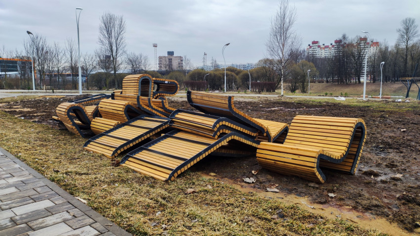 Современные деревянные скамейки в парке, подготовленные к установке