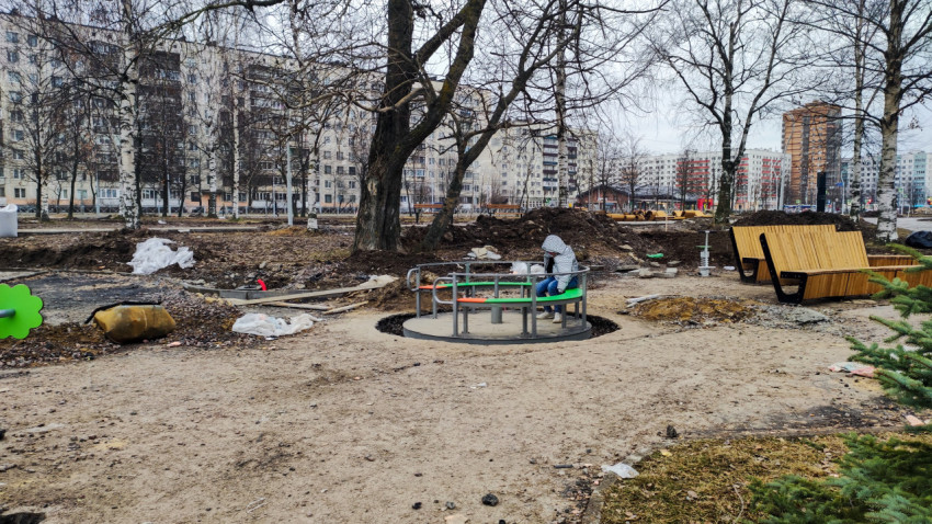 Детская площадка в городской застройке на этапе благоустройства