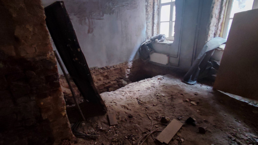 Демонтаж пола и подготовка котлована в старом здании