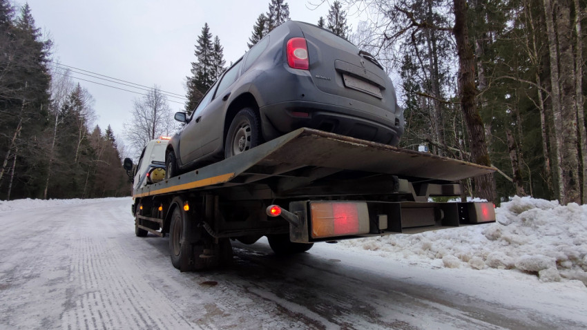 Эвакуатор Hyundai с внедорожником Renault Duster на заснеженной дороге