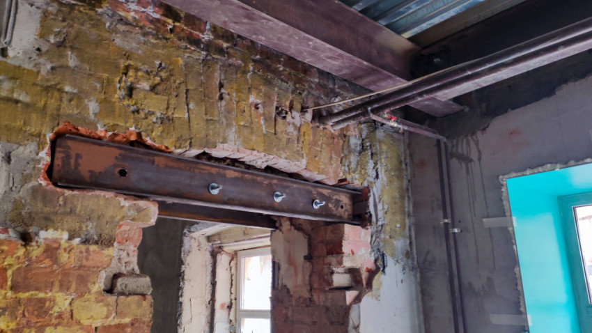 Металлическая балка над дверным проёмом в кирпичной стене