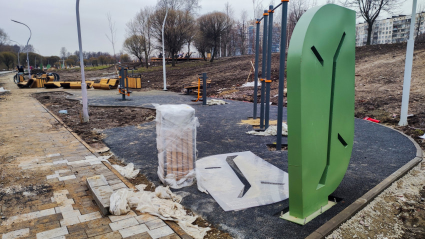 Спортивная площадка и элементы благоустройства в парке