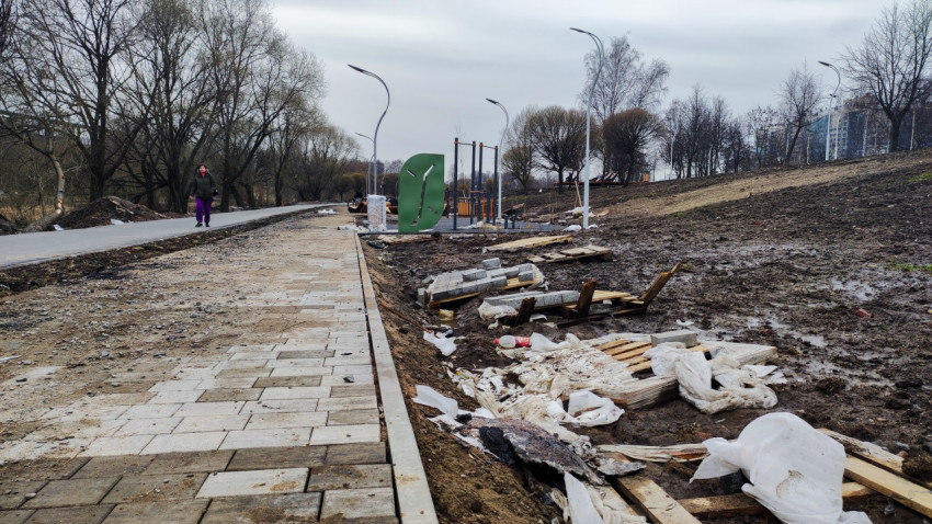 Строительные отходы вдоль новой тропинки в парке
