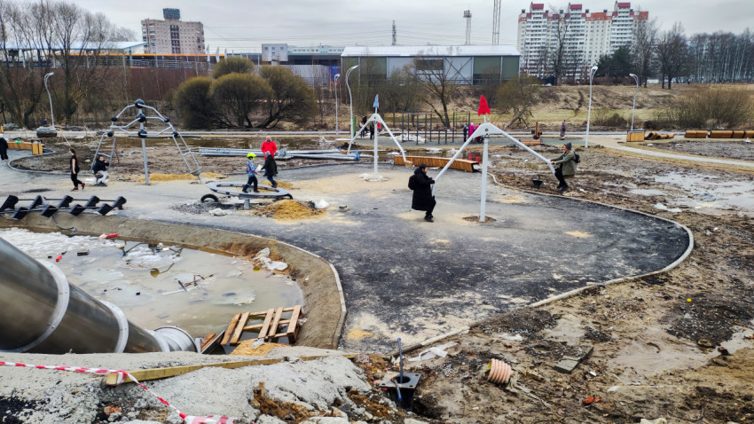 Современные качели и игровая зона в новом городском парке