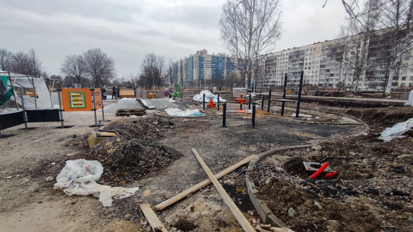 Детская площадка в стадии строительства в жилом квартале