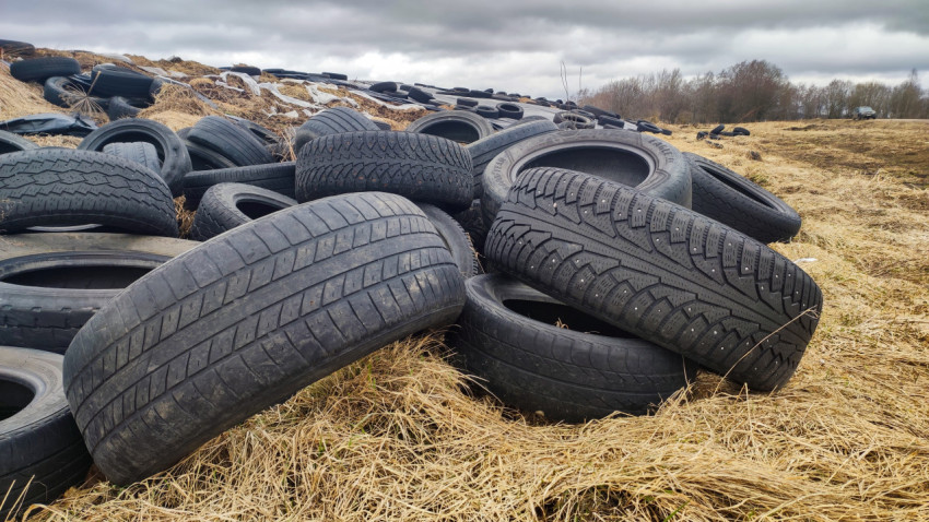 Крупный план утяжелителей из автомобильных шин на силосной траншее