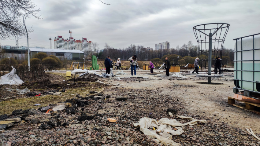 Посетители осматривают детскую площадку на этапе строительства