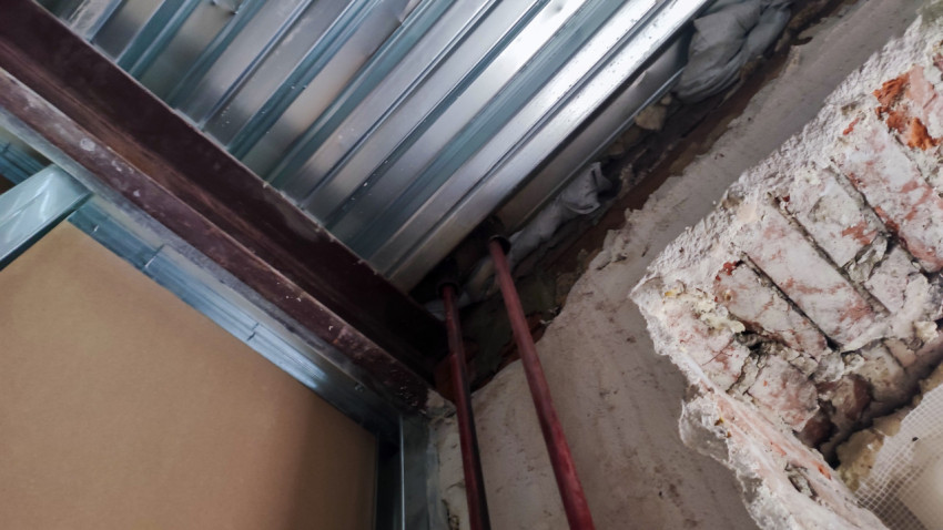 Металлические перекрытия и кирпичная кладка при реконструкции здания